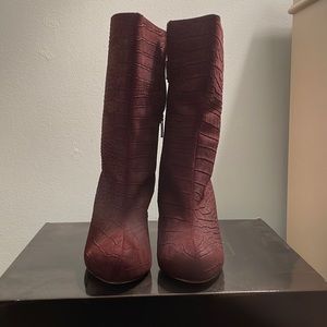 Colin Stuart brown suede Croco embossed platform boot. Size 8.